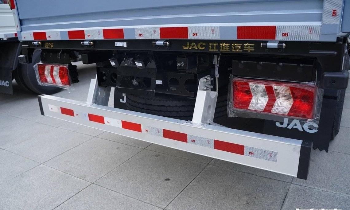 江铃皮卡车／江铃皮卡车架号在车身什么位置