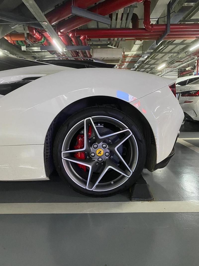 法拉利f8白色(法拉利f8 白色)