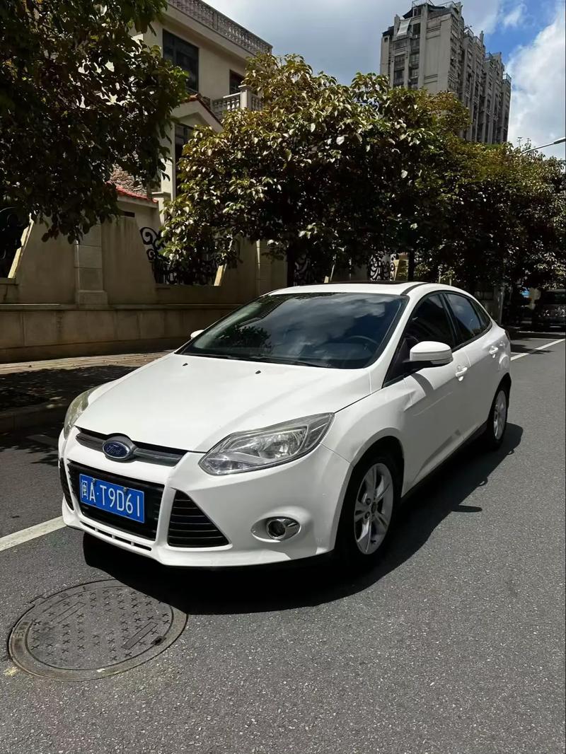 13年福克斯怎么样值得买吗,13年福克斯三厢新车多少钱